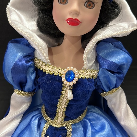 Disney Brass Key Porcelain Snow White Doll - Picture 4 of 12